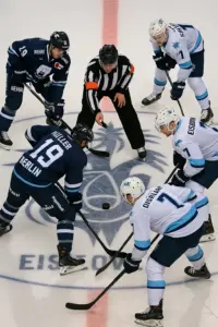 Dresdner Eislöwen beim ersten Bully ihrer DEL-Geschichte gegen die Eisbären Berlin in der Uber Arena.