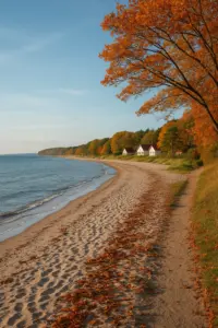 Herbstlicher Strand an der Ostsee mit wenigen Menschen und buntem Laub