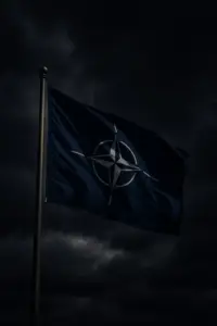 NATO-Flagge im Wind – Debatte über europäische Autonomie ohne USA