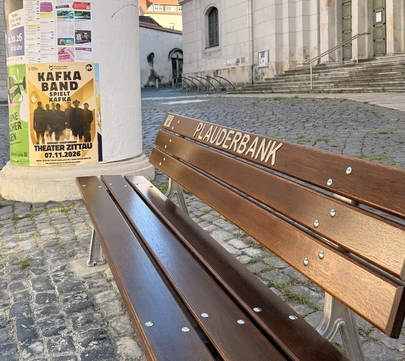 Plauderbank vor der Johanniskirche