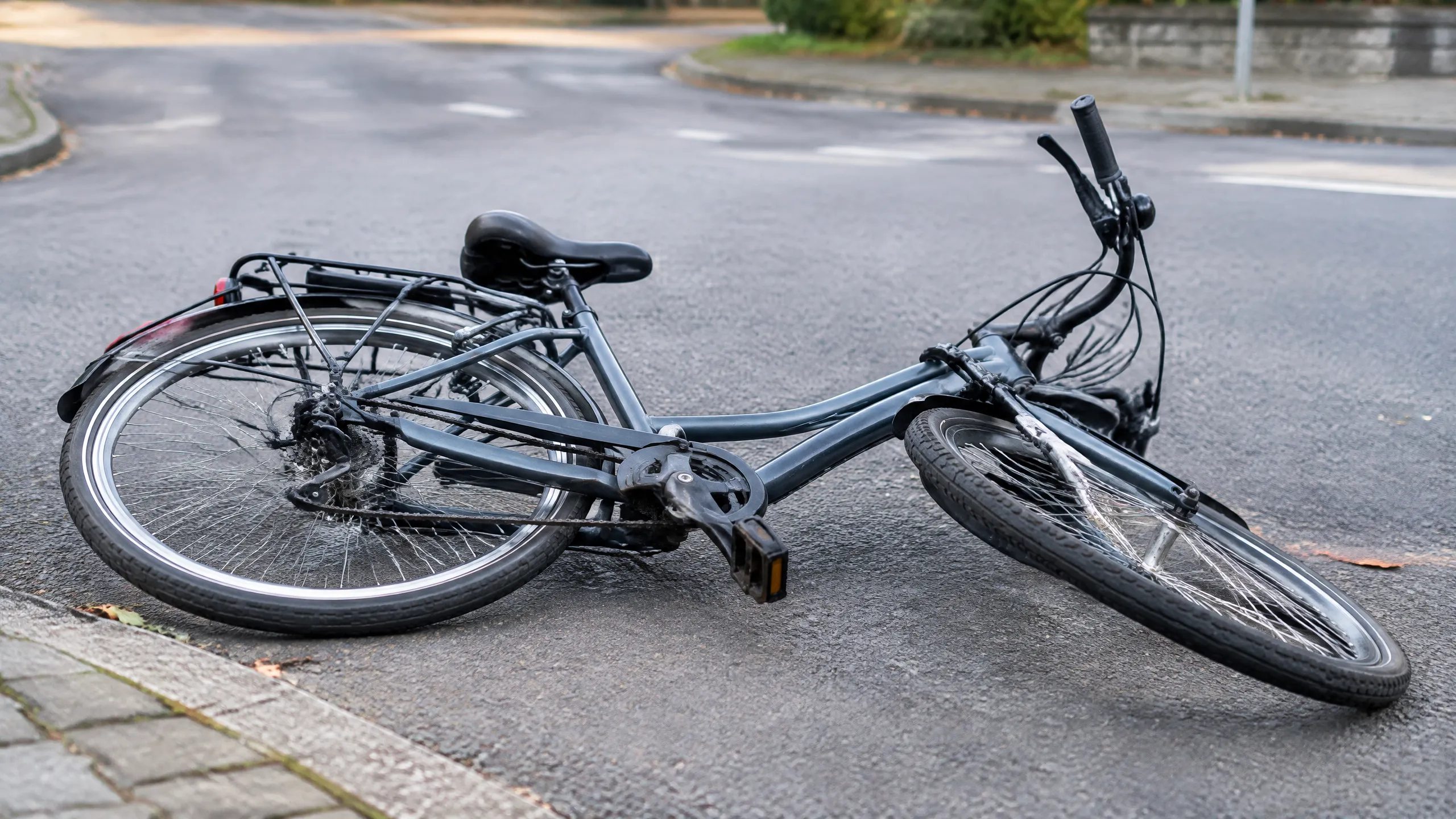 KI bearbeitet zum Beitrag „Radfahrerin bei Abbiegeunfall leicht verletzt“