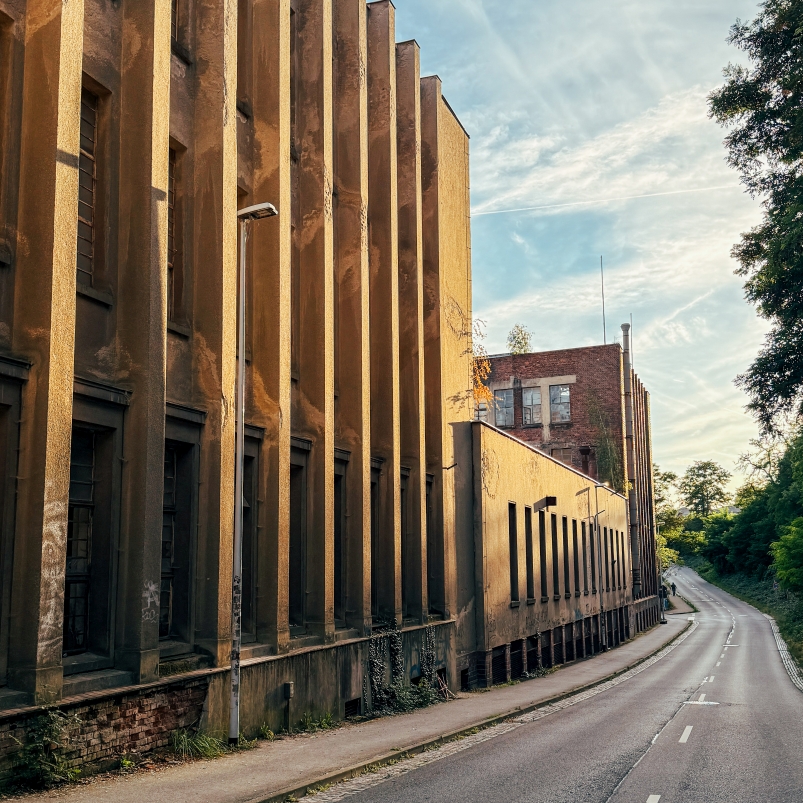 Frühere Fabrikgebäude der Phänomen- und ROBUR-Werke an einer Straße in Zittau