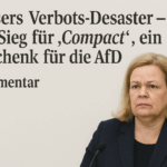 Das Bild zeigt einen realistisch gestalteten Zeitungsausschnitt mit Kommentar-Layout. Links im Bild ist groß und fett der Titel des Kommentars zu lesen: „Faesers Verbots-Desaster – Ein Sieg für 'Compact', ein Geschenk für die AfD“. Direkt darunter steht in kleinerer Schrift das Wort „Kommentar“. Rechts im Bild ist Nancy Faeser abgebildet – ernst und angespannt blickend, in einem dunkelblauen Blazer vor neutral hellem Hintergrund. Vor ihr steht ein Mikrofon, was auf eine Pressekonferenz oder eine öffentliche Stellungnahme hinweist. Der Gesichtsausdruck wirkt angespannt und nachdenklich. Das Bild vermittelt den Eindruck politischer Verantwortung und medialer Kritik.