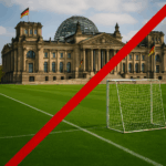 Symbolbild: Fußballfeld mit Blick auf den Reichstag in Berlin. Auf dem Rasen verläuft eine deutliche rote Linie als Symbol für die Brandmauer gegen die AfD im FC Bundestag. Im Hintergrund die Reichstagskuppel unter bewölktem Himmel.