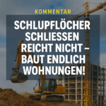 Grafik mit dem Schriftzug ‚Weniger Regeln, mehr Wohnungen – Der Staat muss bauen!‘ vor dem Hintergrund eines Baukrans und im Vordergrund ein Symbolbild einer Mietwohnung. Die Grafik steht für den Kommentar zur Wohnungsbaupolitik und der Forderung nach mehr bezahlbarem Wohnraum