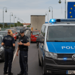 Grenzkontrolle an der Stadtbrücke Görlitz-Zgorzelec. Polizeifahrzeuge, Absperrungen und wartende Autos auf der deutsch-polnischen Grenze. Thema: Grenzärger, Kontrollen und Proteste an der Neiße.