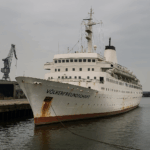 Das Kreuzfahrtschiff „Völkerfreundschaft“ der DDR auf seiner letzten Reise vor der Verschrottung