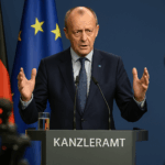 Friedrich Merz bei Pressekonferenz im Kanzleramt, spricht am Rednerpult mit Kanzleramt-Schriftzug, im Hintergrund die Deutschland- und EU-Flagge, Thema Sommerbilanz der Bundesregierung 2025.