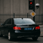 Diplomatisches Fahrzeug mit blauen Kennzeichen an einer roten Ampel – Symbolbild für den Vorfall mit Taiwans Vizepräsidentin in Prag