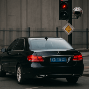 Diplomatisches Fahrzeug mit blauen Kennzeichen an einer roten Ampel – Symbolbild für den Vorfall mit Taiwans Vizepräsidentin in Prag
