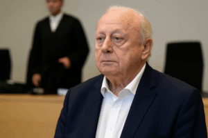 Der deutsche Star-Koch Alfons Schuhbeck im Gerichtssaal während des Insolvenzprozesses