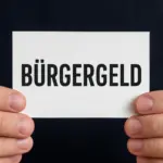 Bürgergeld-Statistik 2025: Sozialamt mit Akten, Antrag und Namenslisten