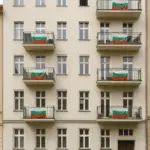 Plattenbau in der Habersaathstraße Berlin mit Protestbannern