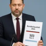 Klingbeil im Bundestag bei Haushaltsrede 2025