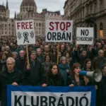 Menschen mit Regenbogenfahne und Protestplakaten in Budapest