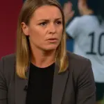 Julia Simic bei einem TV-Auftritt, ernst blickend
