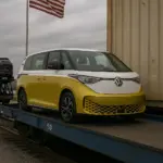 VW ID.Buzz vor Versandstopp in die USA – Elektrobus vor Logistikhalle