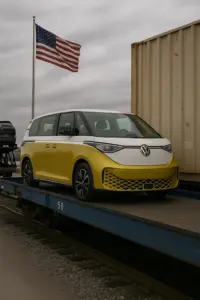 VW ID.Buzz vor Versandstopp in die USA – Elektrobus vor Logistikhalle