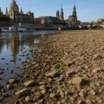 Elbe in Dresden bei Niedrigwasser – freigelegter Flussboden mit rostiger Kette