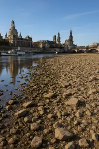 Elbe in Dresden bei Niedrigwasser – freigelegter Flussboden mit rostiger Kette