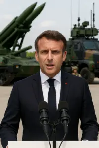 Frankreichs Präsident Emmanuel Macron kündigt eine massive Aufrüstung für 2027 an.