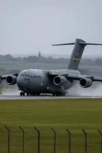 C-17-Transportflugzeug bei der Landung in Europa