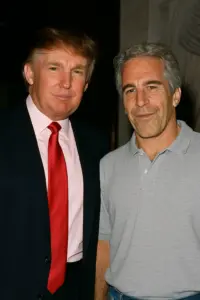 Donald Trump und Jeffrey Epstein auf einem Event in den 1990er Jahren – Verbindungen, die heute für neue Enthüllungen sorgen.
