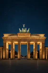 Menschen feiern Silvester vor dem Brandenburger Tor – 2025 fällt die Party aus
