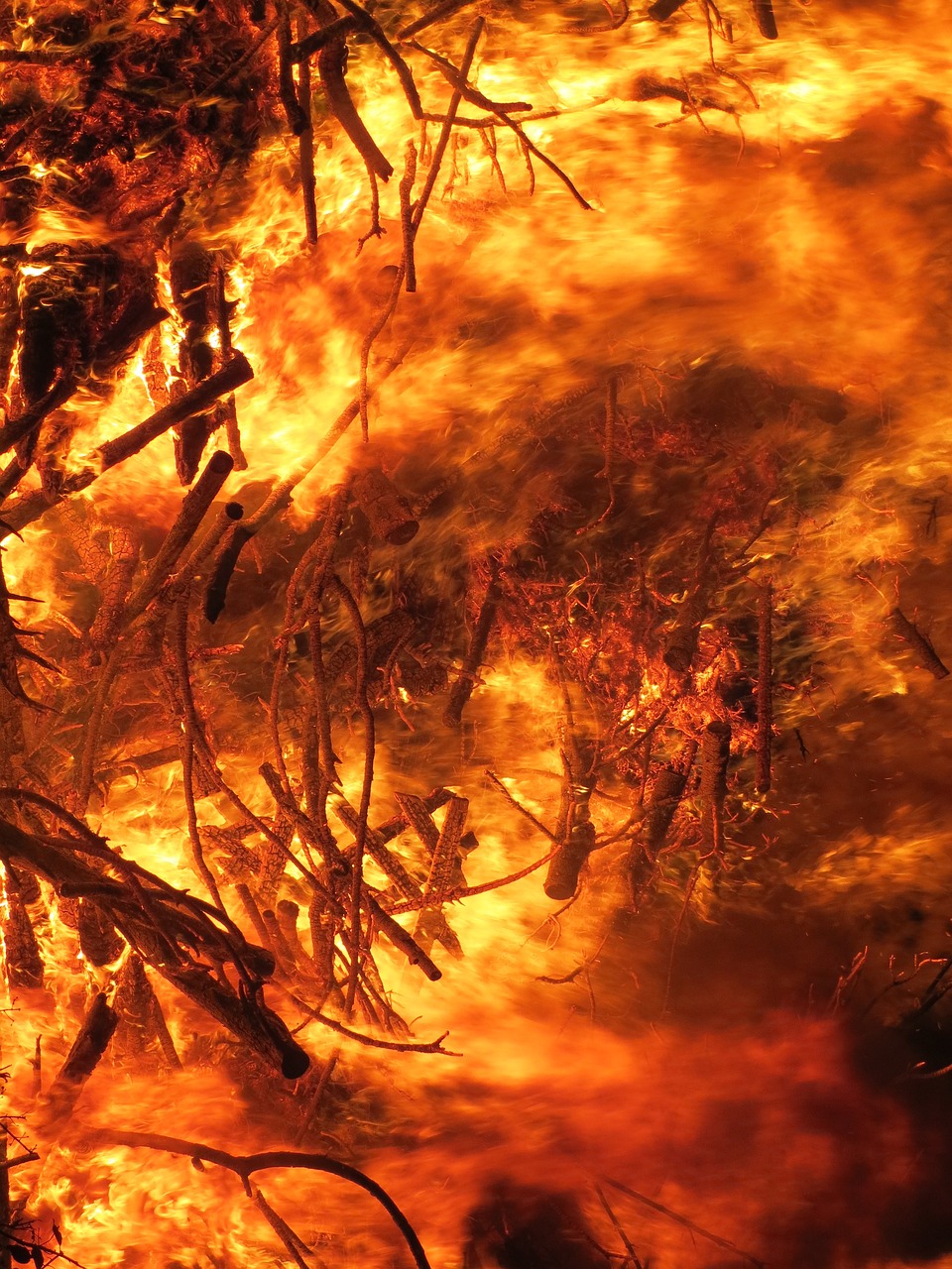 Einsatzkräfte bekämpfen das Feuer in der Gohrischheide bei Zeithain