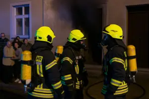 Feuerwehrwagen im Einsatz bei einem Kellerbrand in Zittau