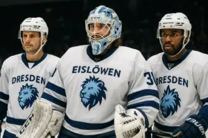 Dresdner Eislöwen Mannschaft jubelt beim DEL-Debüt in der Eishockey-Bundesliga