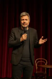 Robert Habeck spricht im Berliner Ensemble mit Volker Wissing und Anne Will – Politik als Theateraufführung