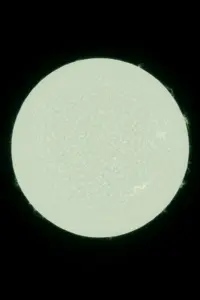 Darstellung der Sonne im sichtbaren Spektrum – weißlich-grüner Stern ohne atmosphärische Filter.