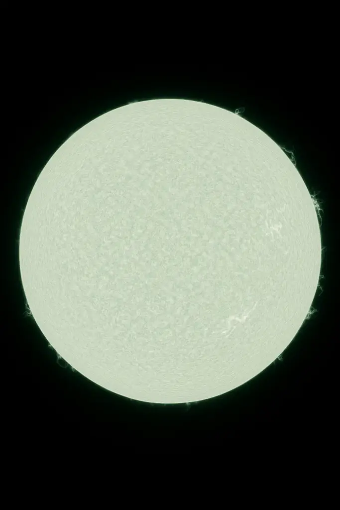 Darstellung der Sonne im sichtbaren Spektrum – weißlich-grüner Stern ohne atmosphärische Filter.