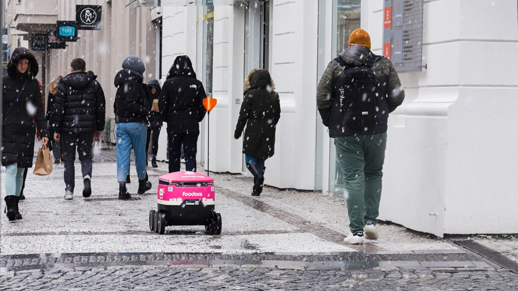 🤖 Prag lässt Essensroboter rollen: Pilot im Stadtteil Karlín startet mit Foodora und Starship