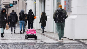 Essensroboter von Foodora und Starship rollen durch den Prager Stadtteil Karlín im Pilotprojekt zur autonomen Essenslieferung.