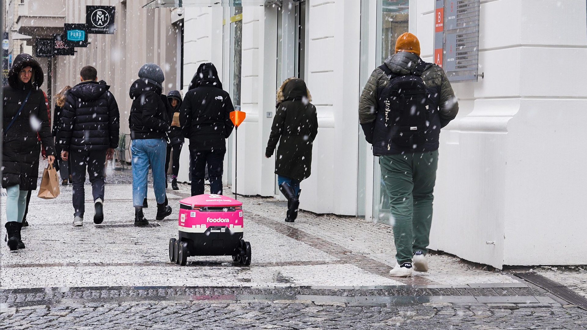 Essensroboter von Foodora und Starship rollen durch den Prager Stadtteil Karlín im Pilotprojekt zur autonomen Essenslieferung.