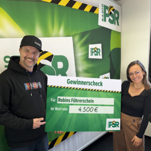 RADIO PSR Führerschein Gewinner Robin Nitzsche aus Neusalza-Spremberg freut sich über den Gewinn im Wert von 4.500 Euro