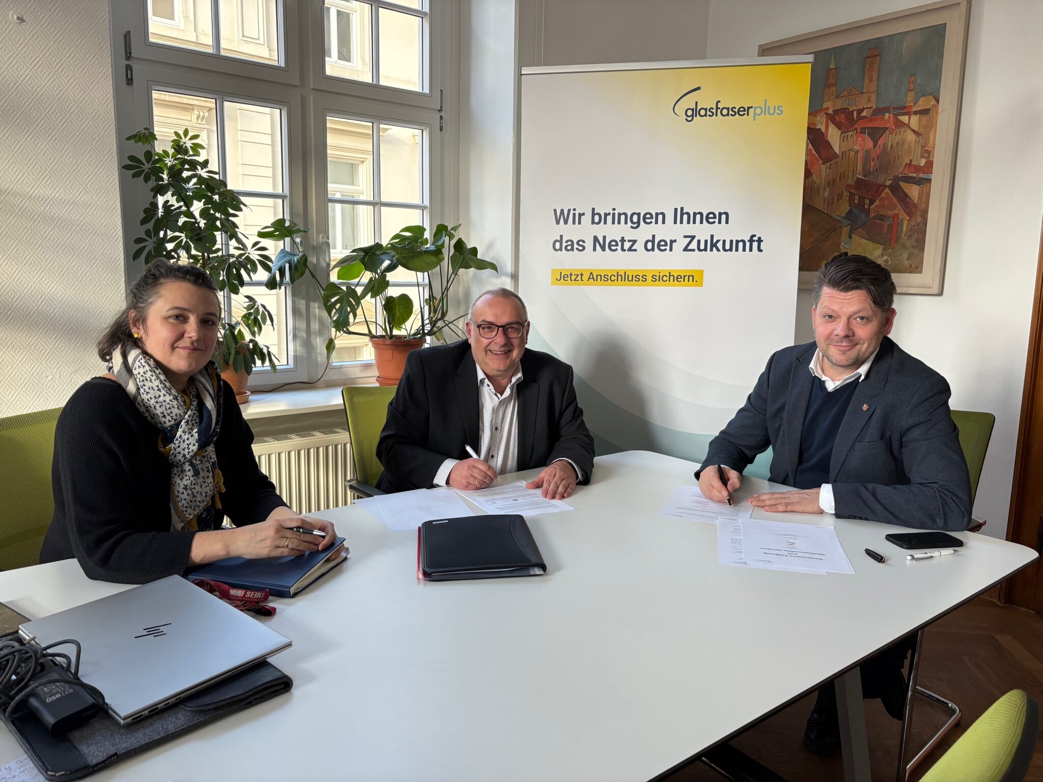 Von links: Gloria Heymann, Amtsleiterin (Amt für Wirtschaft, Internationales, Kultur und Marketing) Uwe Plonka, Relationship Manager GlasfaserPlus Thomas Zenker, Oberbürgermeister der Stadt Zittau