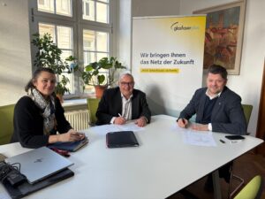 Von links: Gloria Heymann, Amtsleiterin (Amt für Wirtschaft, Internationales, Kultur und Marketing) Uwe Plonka, Relationship Manager GlasfaserPlus Thomas Zenker, Oberbürgermeister der Stadt Zittau