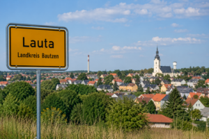Unfallstelle in Lauta nach schwerem Verkehrsunfall auf der Senftenberger Straße