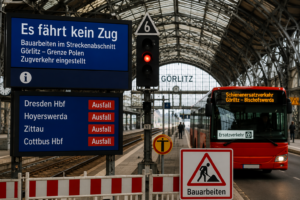 Leerer Bahnhof Görlitz mit roten Signalen wegen Bauarbeiten und Schienenersatzverkehr