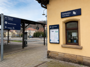 Bahnhofsbereich der Zittauer Schmalspurbahn als Symbolbild für den neuen Fahrkartenverkauf und die persönliche Reiseberatung in Zittau