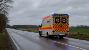 Symbolbild mit einem Rettungswagen auf einer regennassen Landstraße zum tödlichen Unfall auf der B156 bei Uhyst