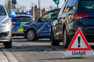 Symbolbild zu einem Verkehrsunfall mit mehreren Fahrzeugen auf einer Straße in Zittau
