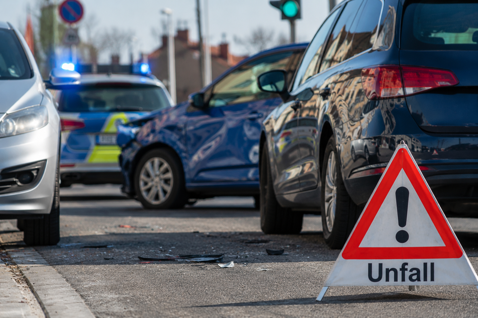 Symbolbild zu einem Verkehrsunfall mit mehreren Fahrzeugen auf einer Straße in Zittau