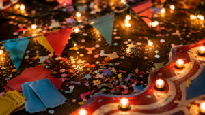 Festliches Symbolbild zum Zittauer Stadtfest 2026 mit Lichterketten, Wimpeln, Konfetti und Eintrittskarten