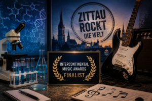 Symbolbild zu Rockvyn aus Zittau mit Mikroskop, Laborutensilien, E-Gitarre und Hinweis auf die Finalteilnahme bei einem internationalen Musikpreis