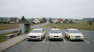Neutraler Taxistand in Zittau mit mehreren wartenden Fahrzeugen an einer ruhigen Straße.
