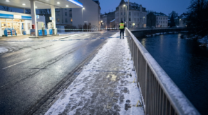 Nächtlicher Bereich an einer Brücke über die Mandau in Zittau mit Absperrung nach einer schweren Gewalttat.